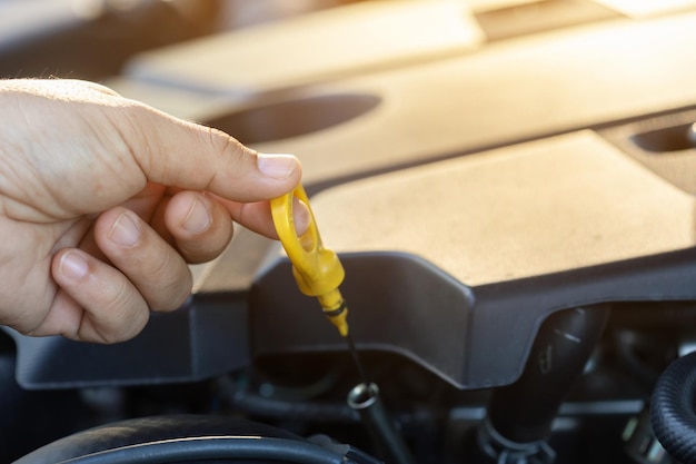 Jak sprawdzić poziom oleju w samochodzie łatwo i szybko